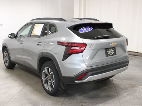 Used 2025 Chevrolet Trax LT FWD image 7