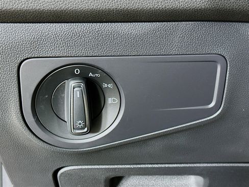 Used 2024 Volkswagen Tiguan SE image 17