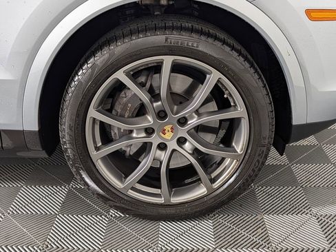 Certified 2023 Porsche Cayenne Platinum Edition image 14