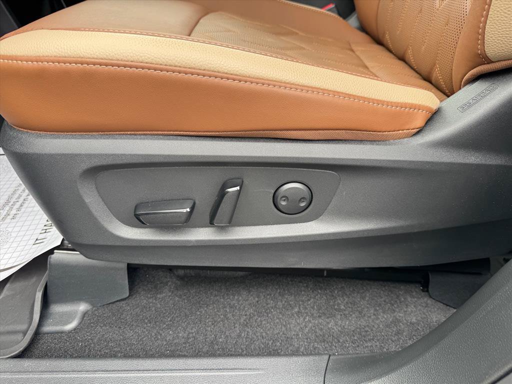 Used 2026 Nissan Pathfinder Platinum w/ Lighting Package FWD image 17