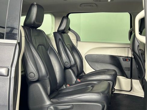 Used 2023 Chrysler Pacifica Touring-L image 12