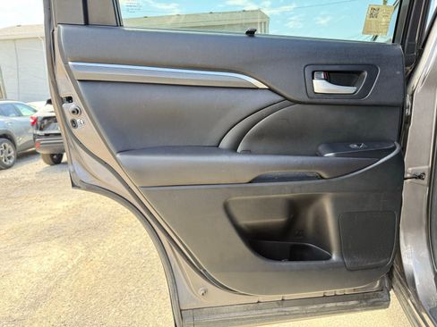 Used 2017 Toyota Highlander SE image 19