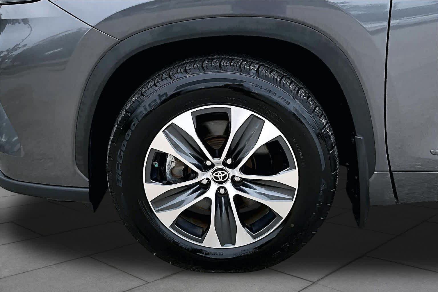 Used 2021 Toyota Highlander XLE AWD/4WD image 11