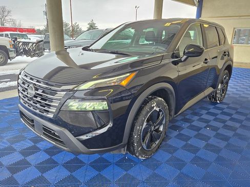 Used 2025 Nissan Rogue SV image 3