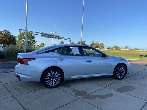 Used 2024 Nissan Altima 2.5 SV image 11