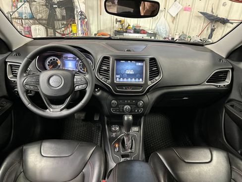 Used 2019 Jeep Cherokee Trailhawk w/ Cold Weather Group AWD/4WD image 18