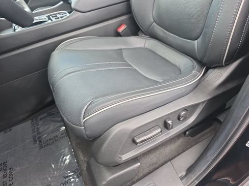 Used 2025 Honda Pilot Elite image 32