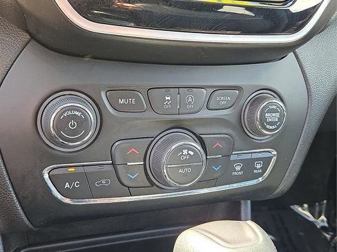 Used 2019 Jeep Cherokee Limited AWD/4WD image 16