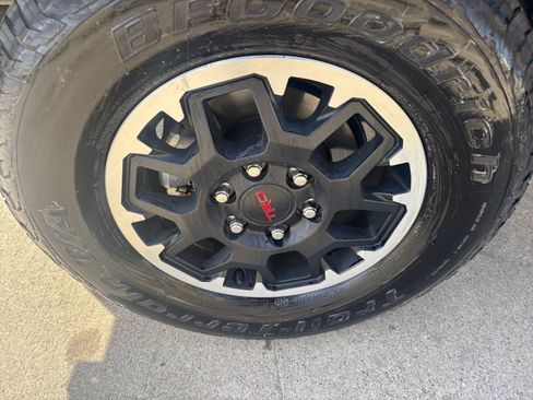 Used 2025 Toyota Tacoma TRD Off-Road AWD/4WD image 28