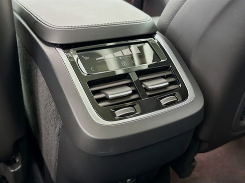 Certified 2025 Volvo XC90 B6 Plus image 26