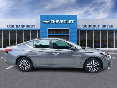 Used 2024 Nissan Altima 2.5 SV image 2