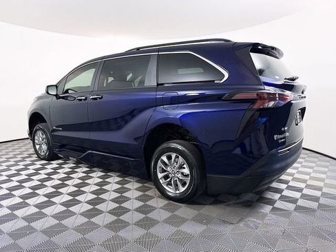 Used 2026 Toyota Sienna XLE FWD image 21
