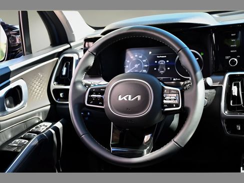 Used 2023 Kia Sorento SX AWD/4WD image 17