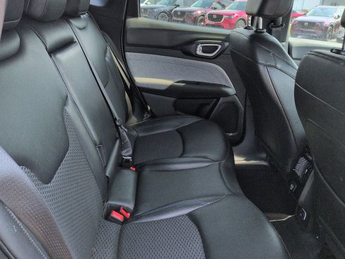Used 2025 Jeep Compass Latitude AWD/4WD image 8