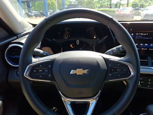 Used 2025 Chevrolet Trax LT w/ LT Convenience Package FWD image 22
