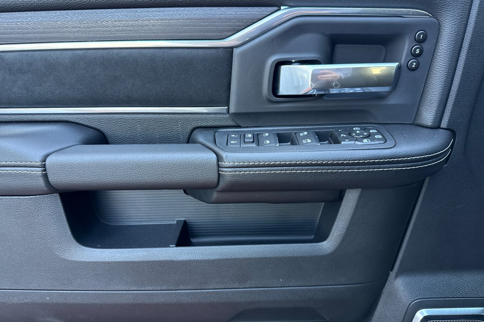 New 2026 RAM 3500 Laramie AWD/4WD image 14