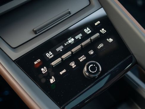 Certified 2025 Porsche Macan Turbo Electric AWD/4WD image 19