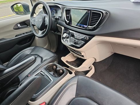 Used 2023 Chrysler Pacifica Touring-L FWD image 12