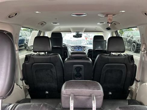 Used 2024 Chrysler Pacifica Touring-L w/ Uconnect Theater Family Group FWD image 11
