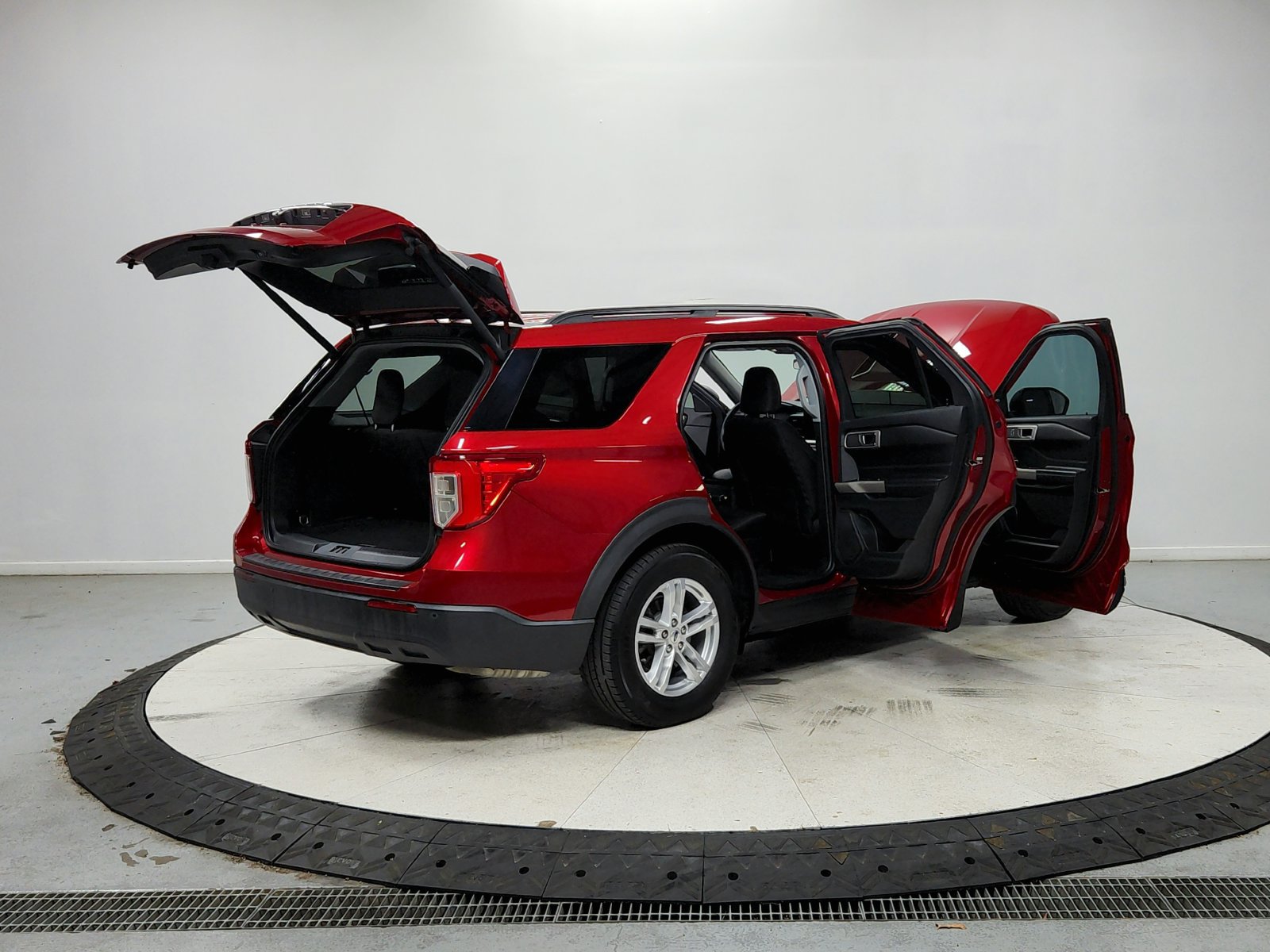 Used 2021 Ford Explorer XLT RWD image 16