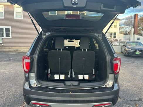 Used 2017 Ford Explorer XLT image 11