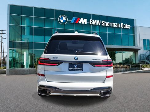 Used 2024 BMW X7 xDrive40i w/ M Sport Package AWD/4WD image 5
