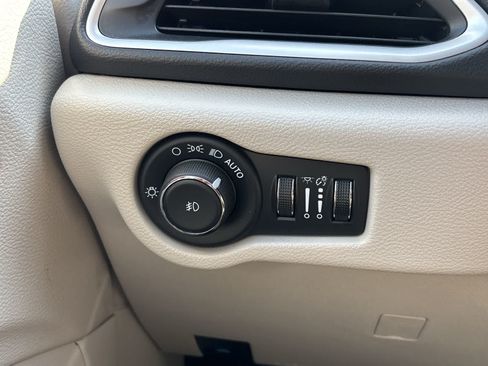 Used 2024 Chrysler Pacifica Touring-L FWD image 8