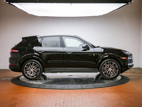 Certified 2024 Porsche Cayenne AWD/4WD image 8