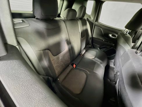 Used 2023 Jeep Renegade Latitude AWD/4WD image 25