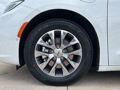 Used 2025 Chrysler Pacifica Pinnacle FWD image 9