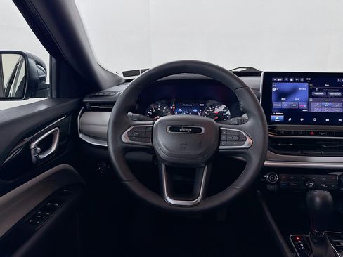 Used 2024 Jeep Compass Limited image 23