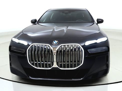Used 2023 BMW 740i w/ Parking Assistance Package RWD image 2