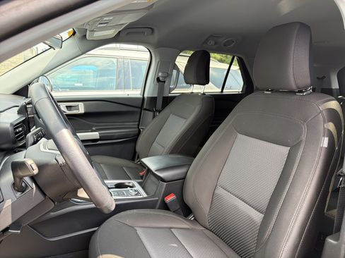 Used 2023 Ford Explorer XLT AWD/4WD image 10