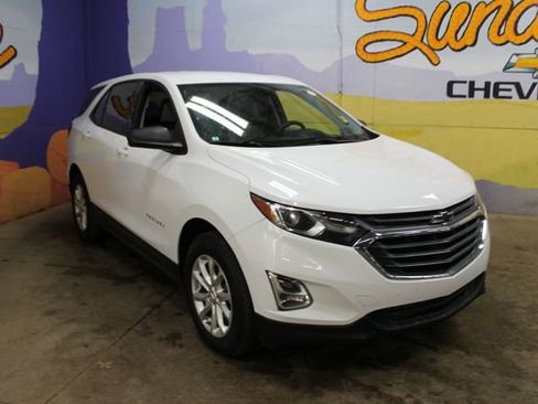 Used 2019 Chevrolet Equinox LS w/ LS Convenience Package FWD image 4