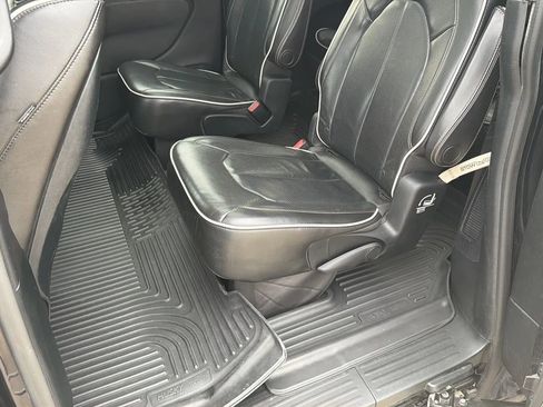 Used 2018 Chrysler Pacifica Limited w/ Advanced Safetytec Group FWD image 32