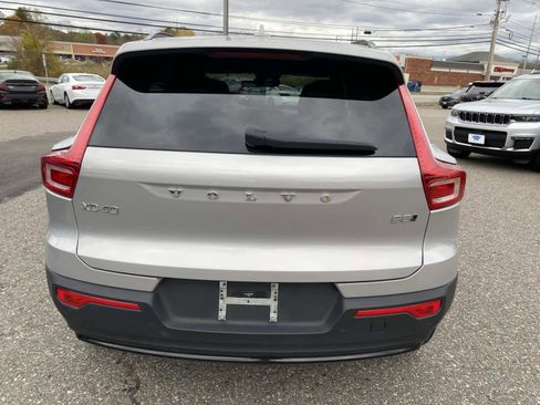 Used 2024 Volvo XC40 B5 Core image 4