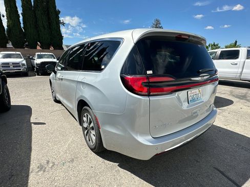 Used 2023 Chrysler Pacifica Touring-L image 5