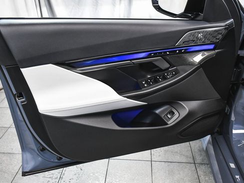 Used 2025 BMW M5 w/ Executive Package image 9