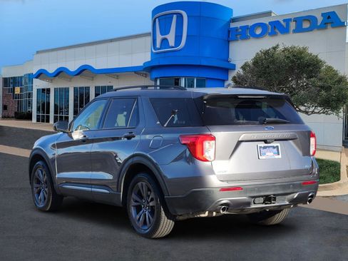 Used 2022 Ford Explorer XLT w/ Equipment Group 202A image 4