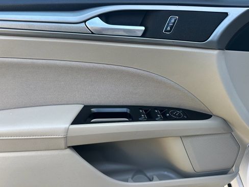 Used 2017 Ford Fusion SE w/ Fusion SE Technology Package image 11