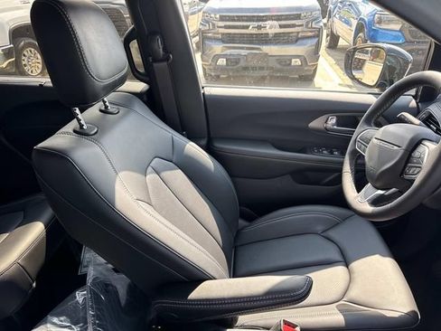 New 2027 Chrysler Pacifica Select w/ Family Tech Group FWD image 12