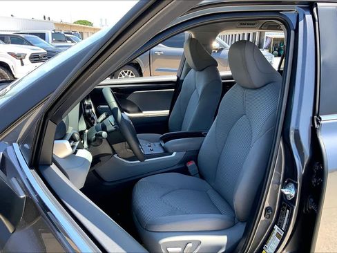 Used 2024 Toyota Highlander LE FWD image 8