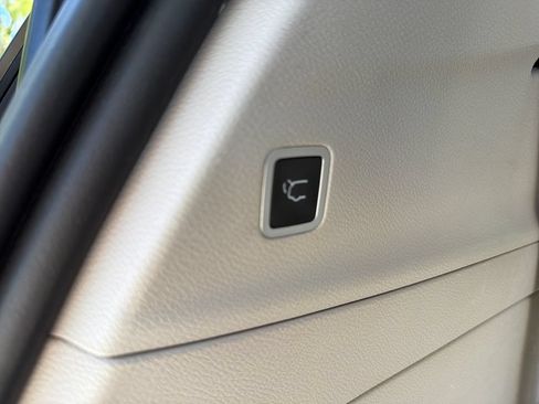 Used 2021 Chrysler Pacifica Touring-L FWD image 33