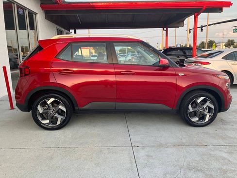 Used 2021 Hyundai Venue SEL FWD image 4
