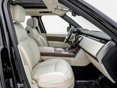 Used 2025 Land Rover Range Rover SE image 28