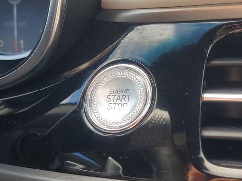 Used 2025 Genesis G70 2.5T image 35