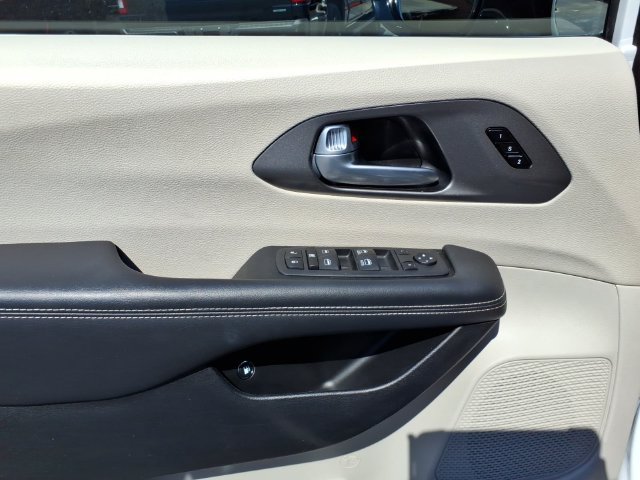 Used 2024 Chrysler Pacifica Limited FWD image 3