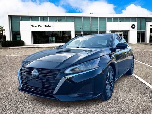 Used 2024 Nissan Altima 2.5 SV AWD/4WD image 2