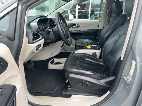 Used 2022 Chrysler Pacifica Touring-L image 16