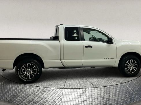 Used 2022 Nissan Titan SV image 9